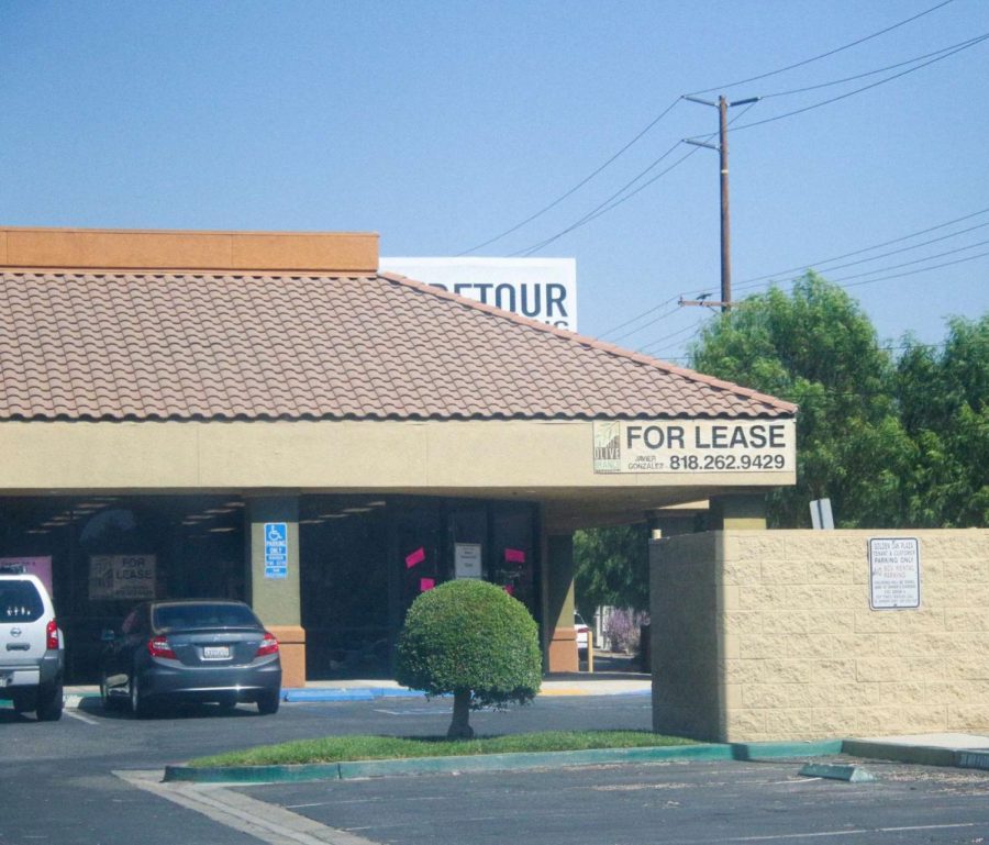 Another business space for lease across the street from Mountasia on Soledad Canyon Road in Canyon Country. These vacant building spaces are becoming a common occurrence all across the valley.