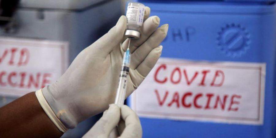 Image of the Covid-19 vaccine being prepared to be administered (Brenna Sosa).