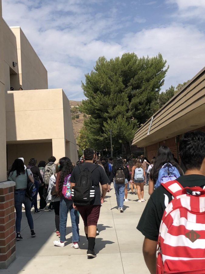 Students walking from 5th period to lunch (Brenna Sosa).
