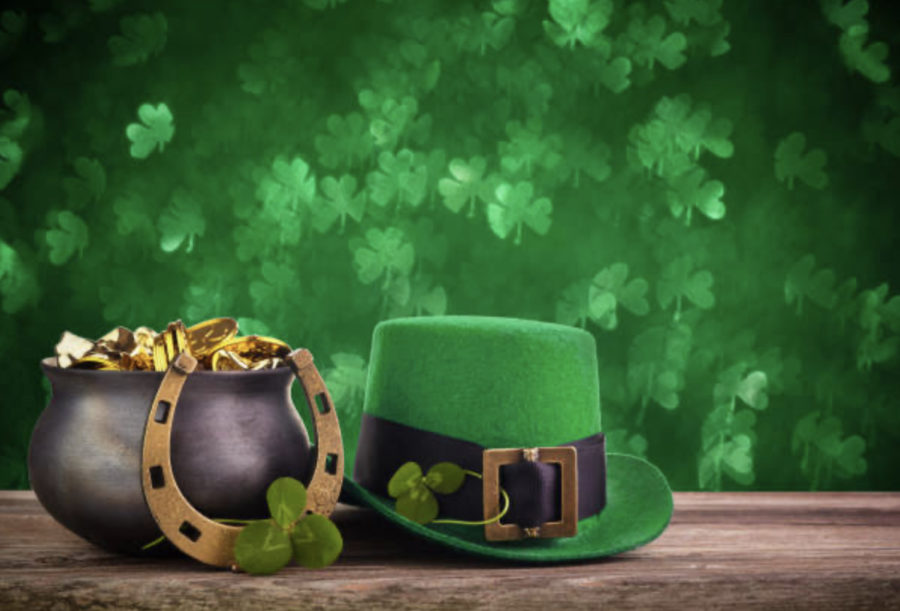 St+Patricks+Day+hat+and+pot+with+gold+coins+on+green+twinkling+background.