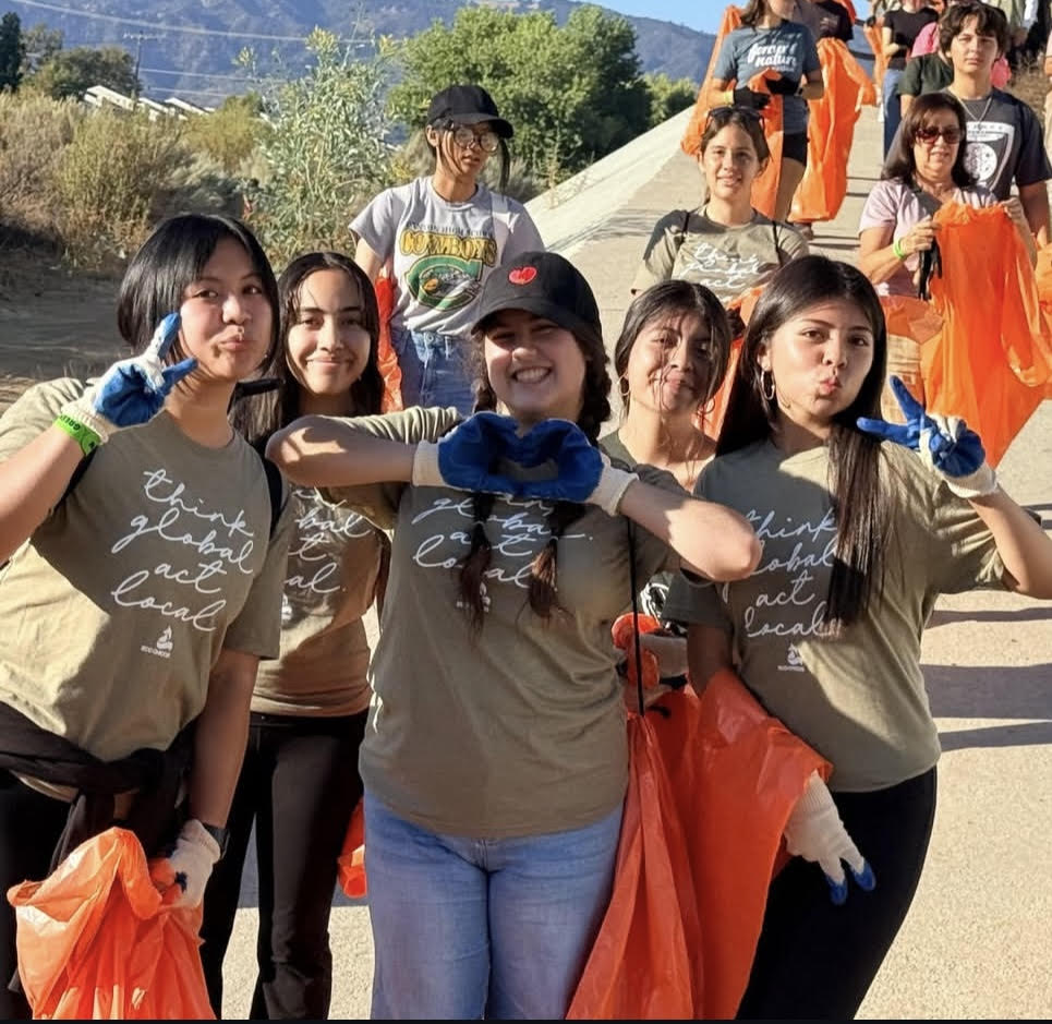 Exciting start of the river rally! Photo of Carolina Alonso, Melaine Ochoa, Daniela Amador, Lynett Huerta Ramos, and other volunteers.